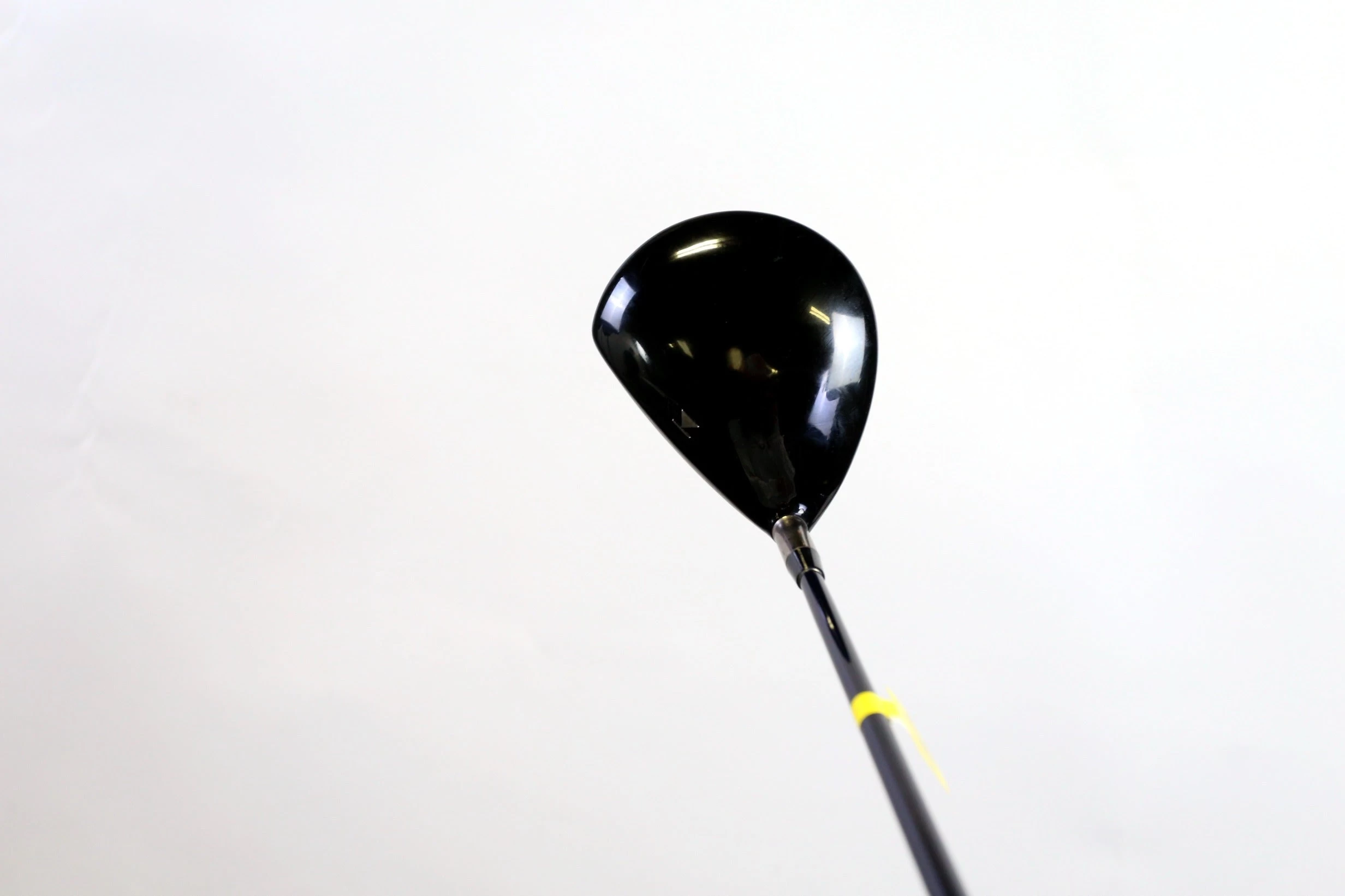 Titleist 907 D2 Driver - Right-Handed - 9.5 Degrees - Regular Flex - Image 7